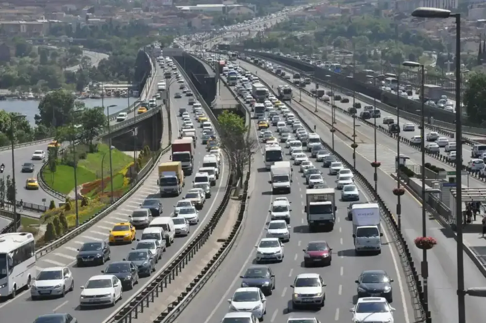 Otoyol ve köprü geçiş ücretlerine yapılan düzenleme ertelendi