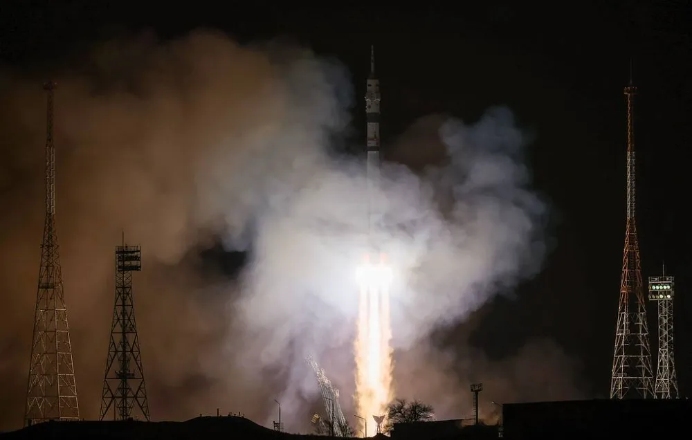 Rus kozmonotlar 7,5 saatlik uzay yürüyüşünü tamamladı