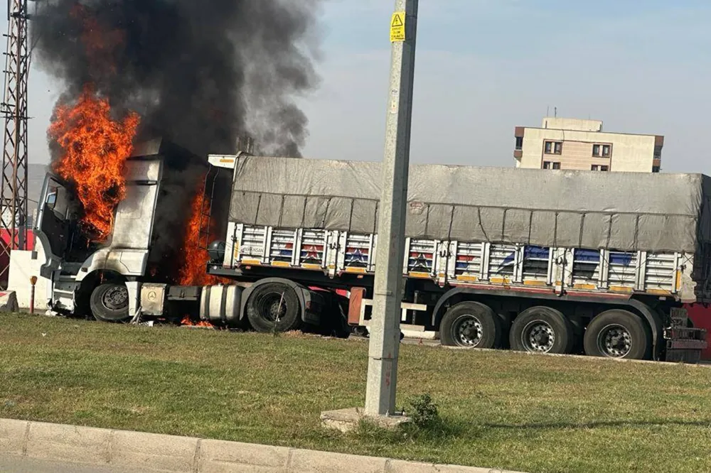 Freni boşalan kamyon bariyerlere çarparak yandı