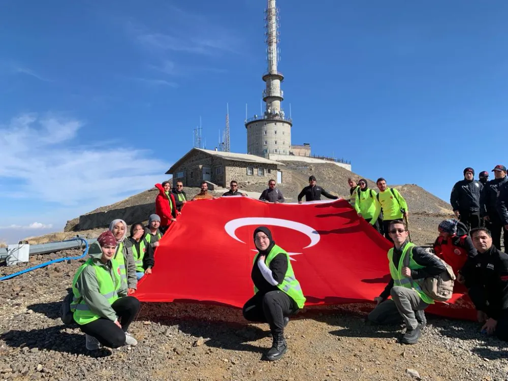 Cumhuriyetin 100 yıl yürüyüşüne katıldık Palandöken in zirvesine