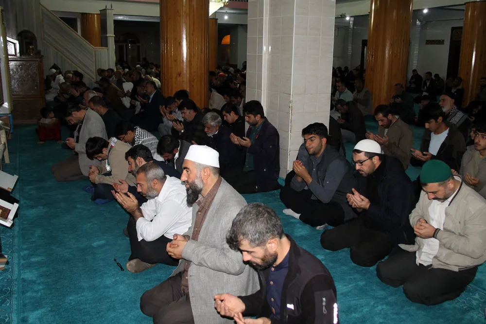 Sabah namazında bir araya gelen Kudüs sevdalıları Filistin için dua etti