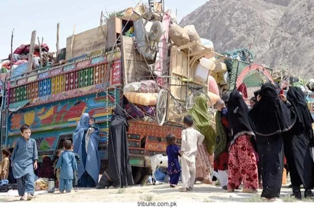  Pakistan yasadışı göçmenleri sınır dışı ederken 