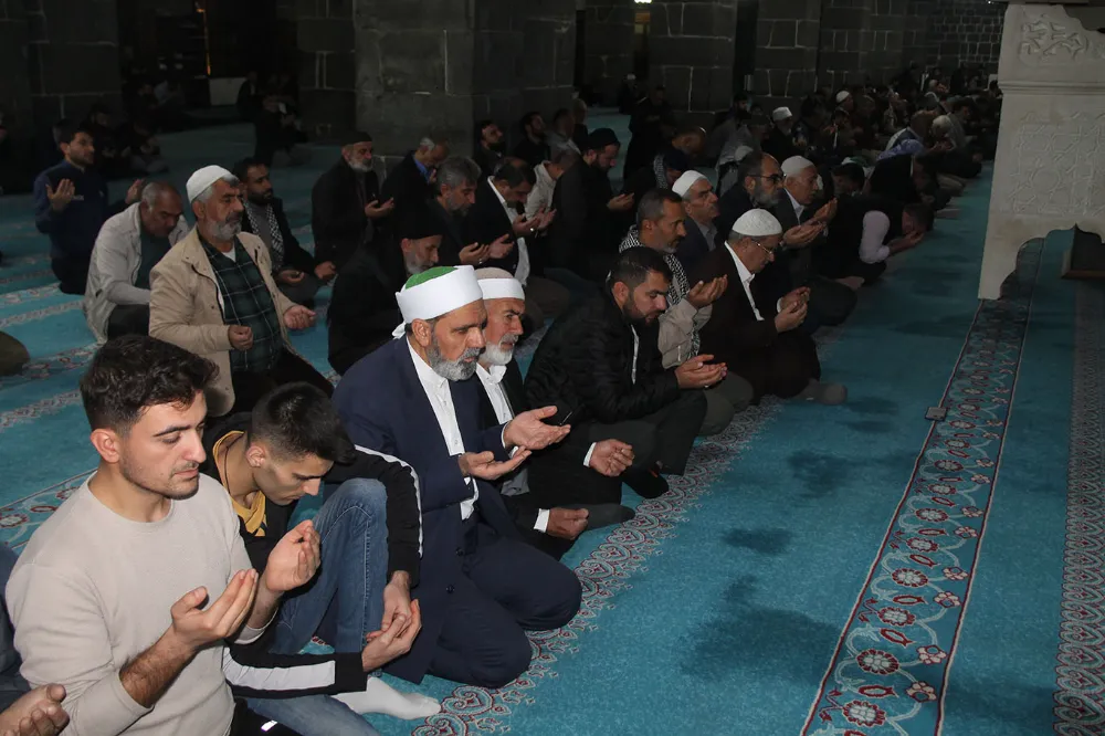 Sabah namazında bir araya gelen Diyarbakırlılar Gazze için dua etti