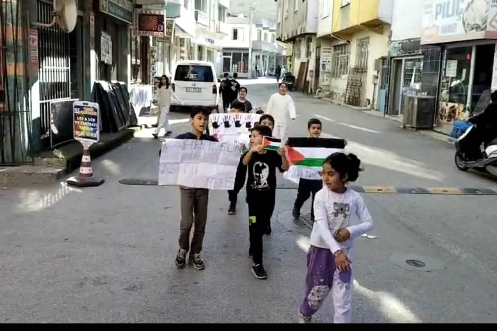 Bursalı çocuklar, Filistin’deki kardeşlerine destek yürüyüşü yaptı