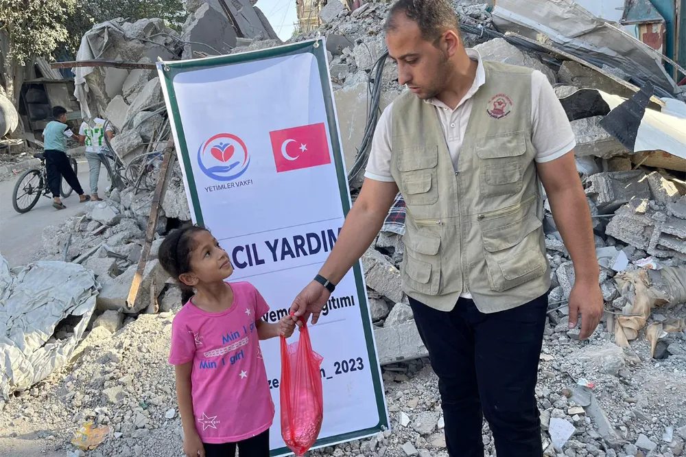 Yetimler Vakfı, Gazze halkına sıcak yemek dağıtımını sürdürüyor