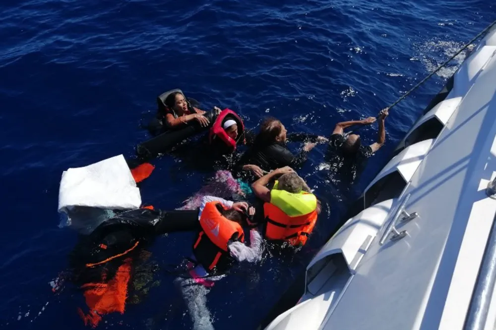 Muğla açıklarında ölüme terk edilen düzensiz göçmenler kurtarıldı