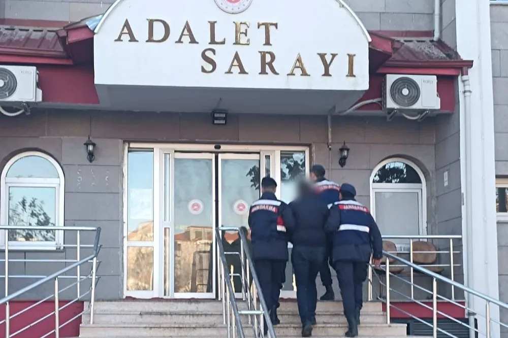 Arızalanan aracını kontrol etmek isterken otomobil çarptı