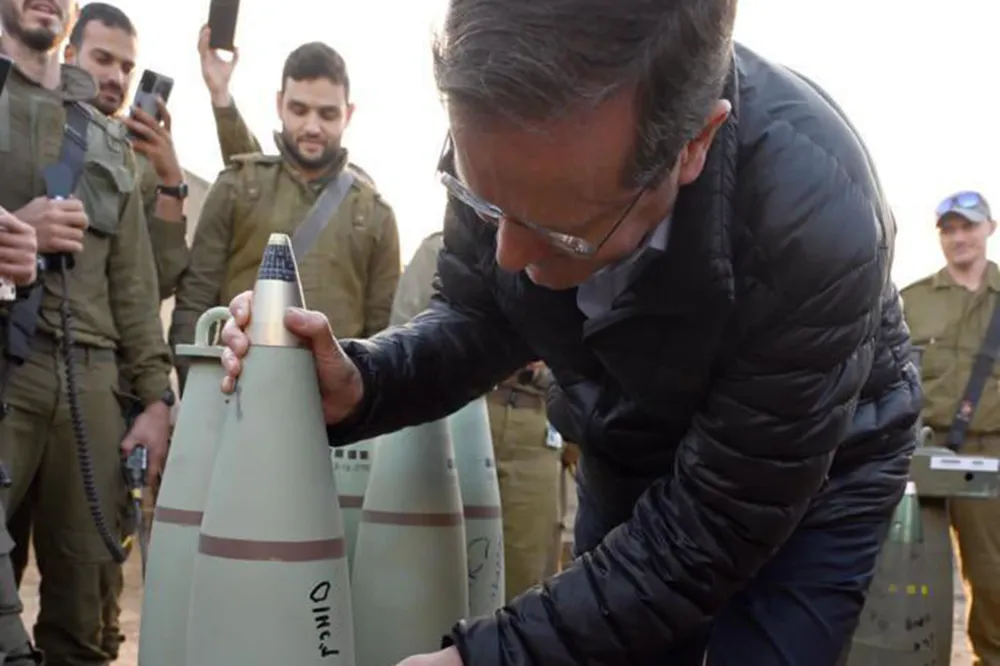 Siyonist Cumhurbaşkanı, sivillere atılacak obüs mermisinin üzerine 