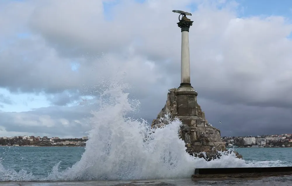 Vali, Sivastopol yakınlarında sulara insansız hava aracının düşürüldüğünü söyledi