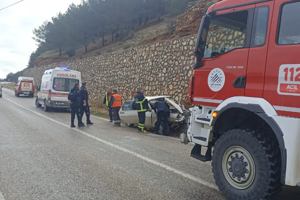 İstinat duvarına çarpan sürücü yaralandı