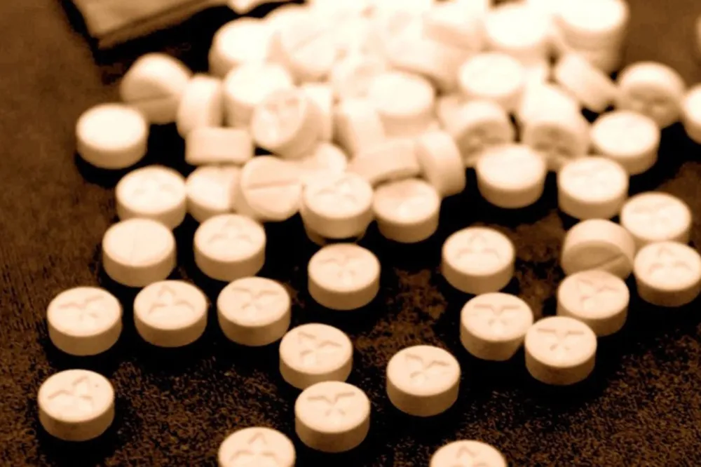 Baklava kutusunda 4 bin uyuşturucu hap ele geçirildi