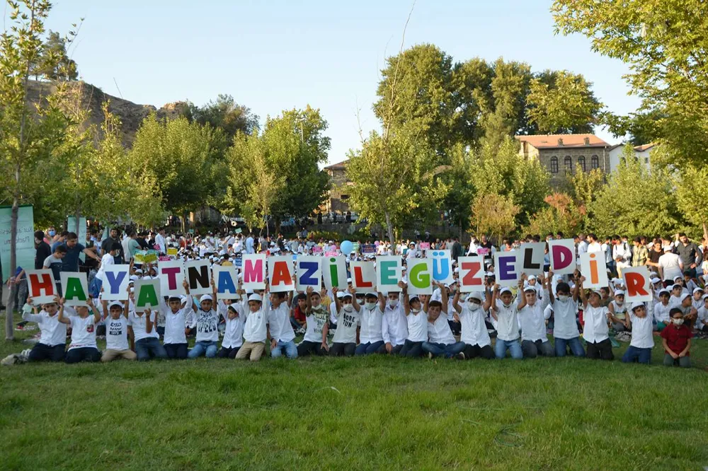 Vaiz Gökçe: Küçük dokunuşlarla, sevgi ve muhabbetle çocuklarımızı namaza alıştırabiliriz
