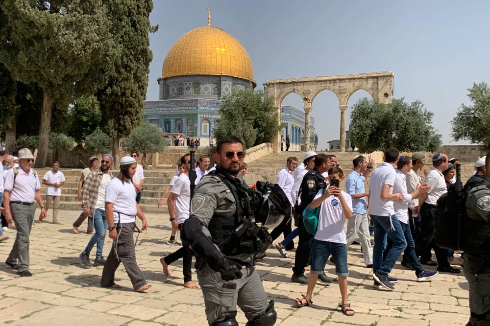 Onlarca işgalci Mescid-i Aksa