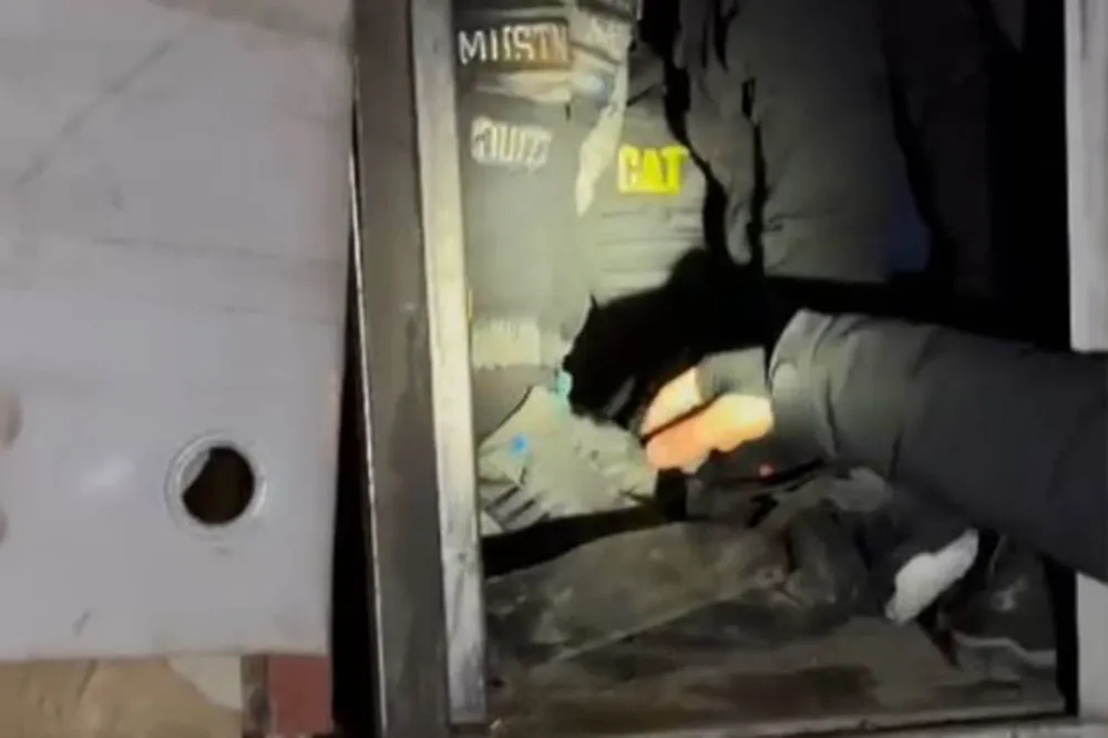 Çekicinin dorsesinde 24 düzensiz göçmen yakalandı