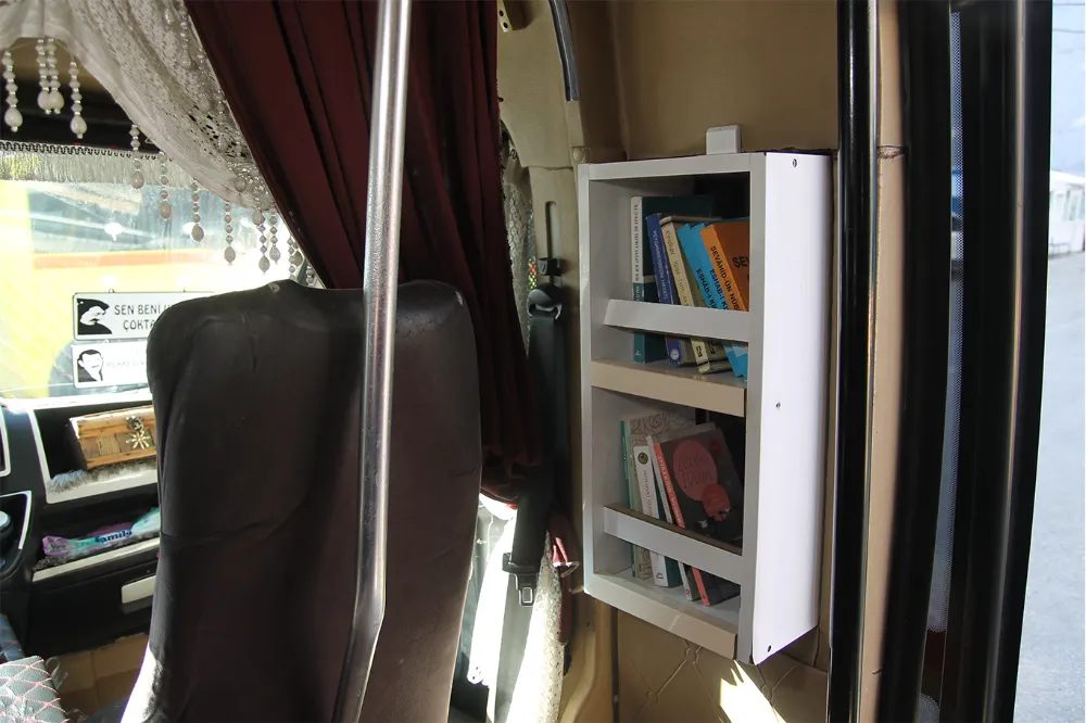 Kitap sevgisini yolculara aşılamak için aracına kitaplık koydu