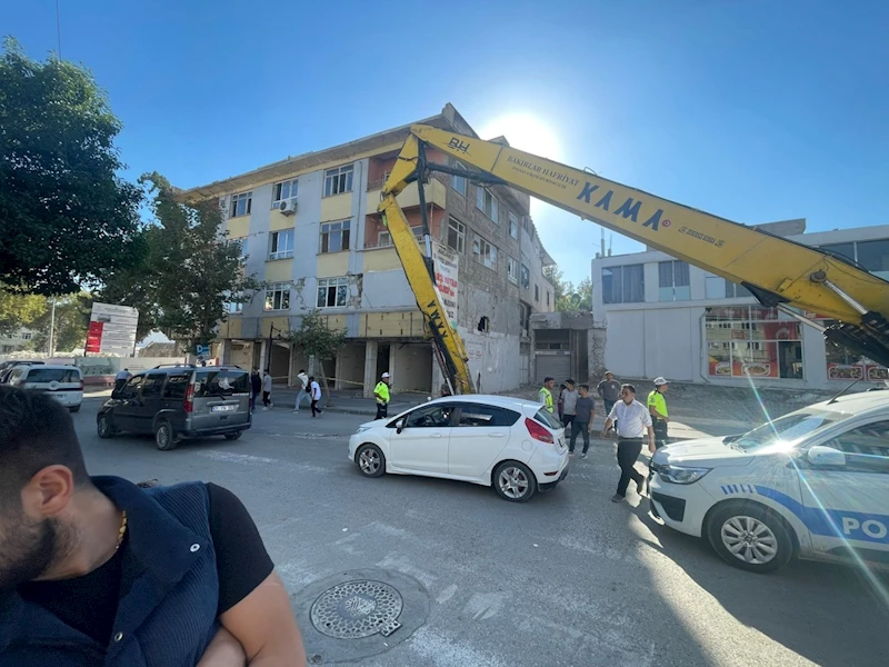 Adıyaman Ulu Camii yanındaki hasarlı bina, bugünkü depremde ağır darbe aldı  - Videolu Haber