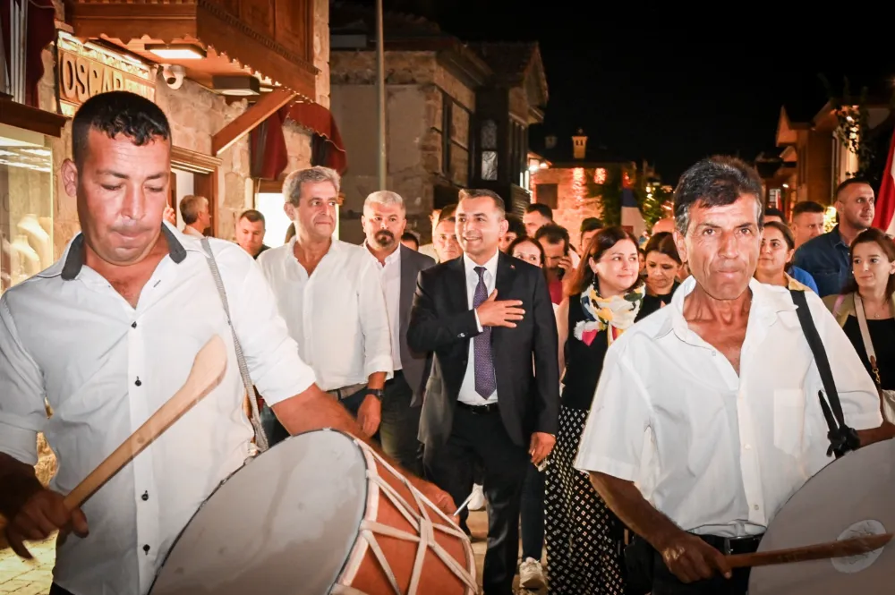 8. ULUSLARARASI HALK DANSLARI FESTİVALİ BÜYÜK BİR COŞKUYLA BAŞLADI