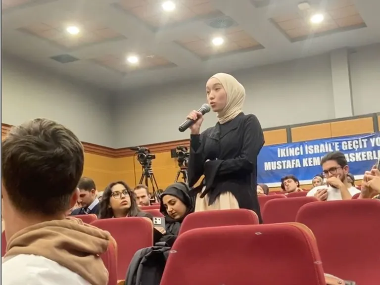 UYGUR ÖĞRENCİ PERİNÇEK’E :”ÇİN,BANKA HESABINIZA NE KADAR PARA YATIRDI?” DİYE SORDU!