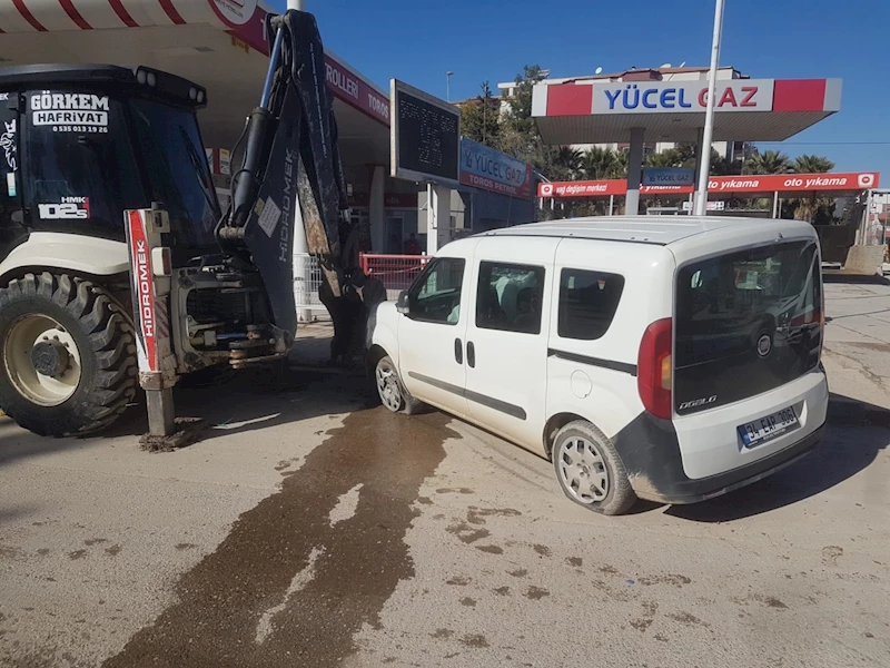 Adıyaman’da hafif ticari araç park halindeki iş makinesine çarptı: 2 yaralı  - Videolu Haber