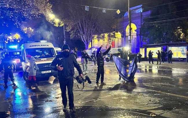Tiflis polisi protestoyu dağıttı, ölü ve yaralılar olduğu bildirildi