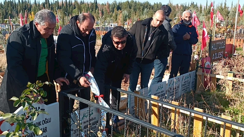 Eski futbolcular deprem şehitlerini andı, Adıyaman’da dostluk maçına hazırlanıyorlar  - Videolu Haber