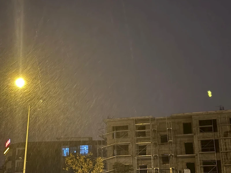 Adıyaman’a yılın ilk karı düştü: Sevinç ve hüzün bir arada yaşandı  - Videolu Haber