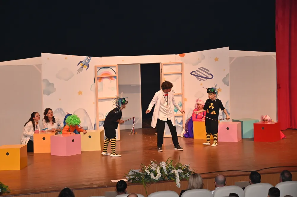 MAKET’TEN ENGELLERİ KALDIRAN BİR TİYATRO GÖSTERİSİ