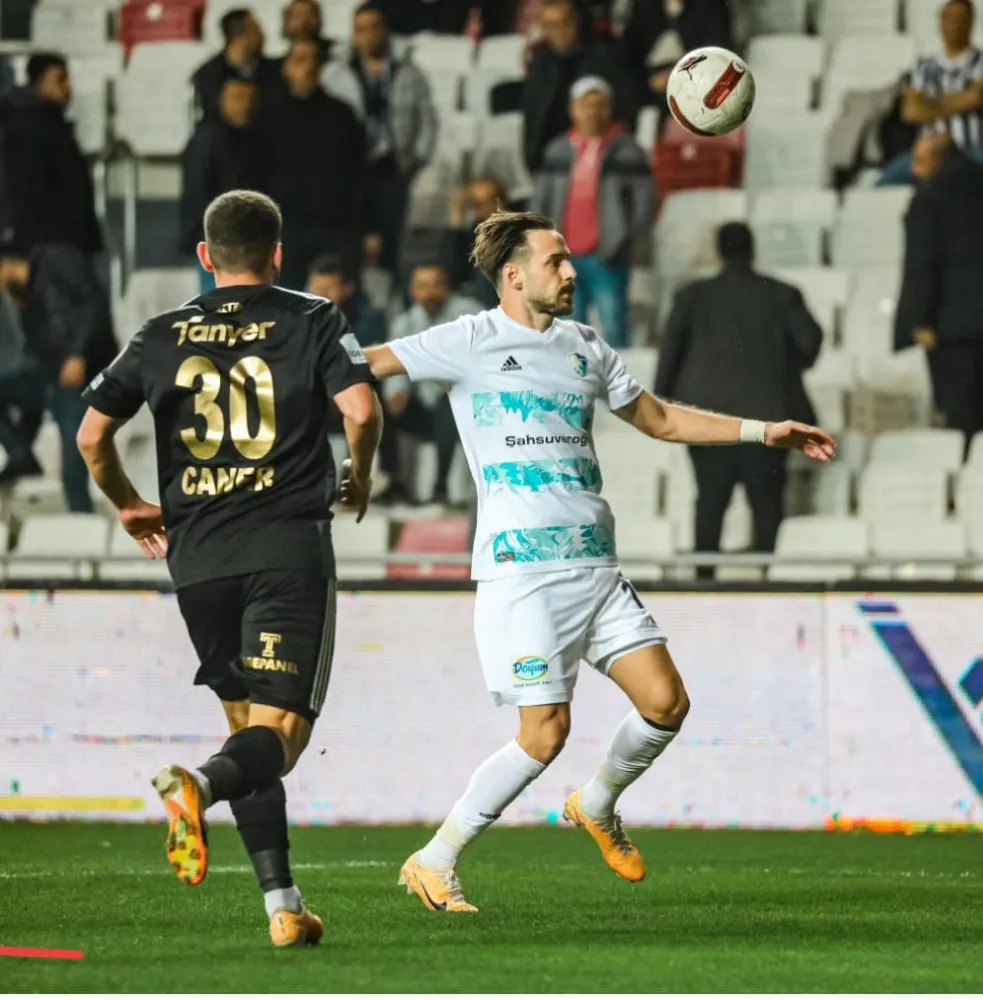 ERZURUM SPOR FK DİREKLERE TAKILDI..