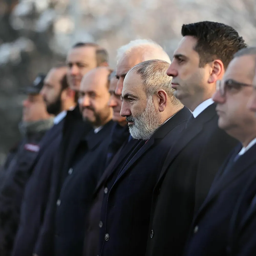 Paşinyan rejimi neden ve nasıl dağıldı: Batı-Rusya savaşı hükümete devredildi