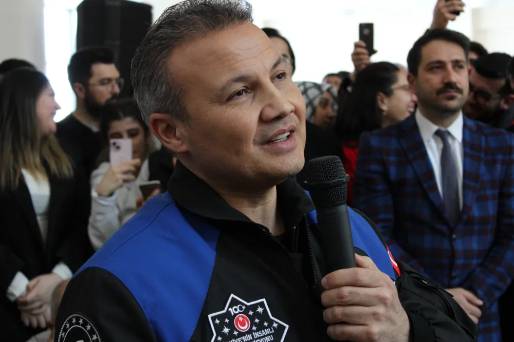 Türkiye’nin ilk astronotu Alper Gezeravcı Erzurum ETÜ’de öğrencilerle buluştu