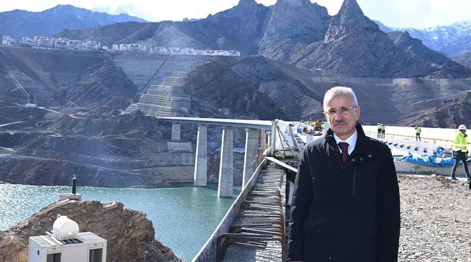 Ulaştırma ve Altyapı Bakanı Uraloğlu, Yusufeli Viyadüğü İncelemelerini Gerçekleştirdi