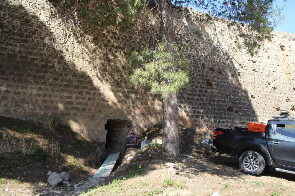 BAYKAL TÜNELİ’NİN HENDEĞE AÇILAN ÇIKIŞINDAN GİRİLEREK TEMİZLİK YAPILIYOR