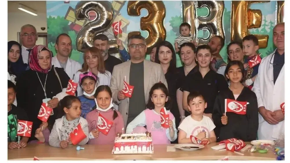 BAŞHEKİM İBRAHİM TÖR 23 NİSAN İÇİN HASTAHANEDEKİ ÇOCUKLARI UNUTMADI