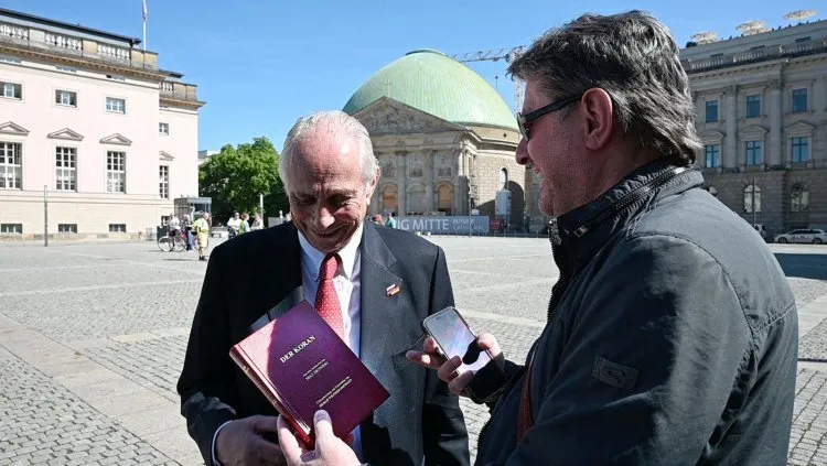 Barış İçin Kitap Değişiminde Kuranın Almanca Tercümesi Hediye Edildi.