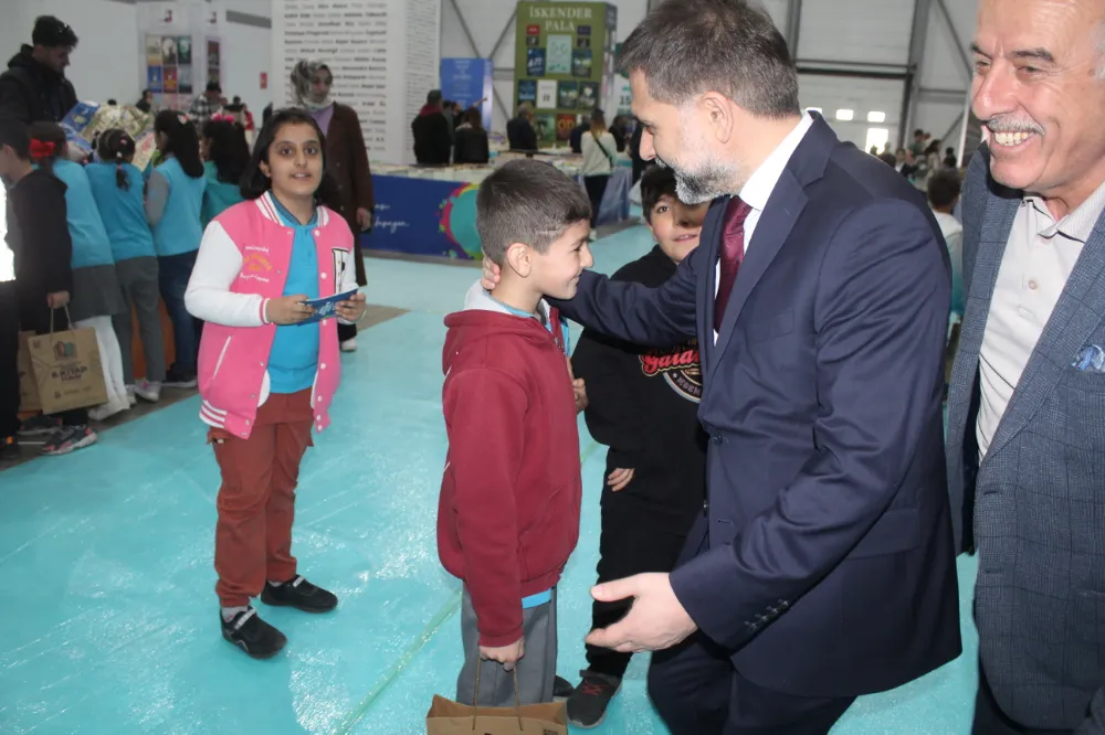 Başkan Uçar için ikisi bir arada; kitaplar ve çocuklar…