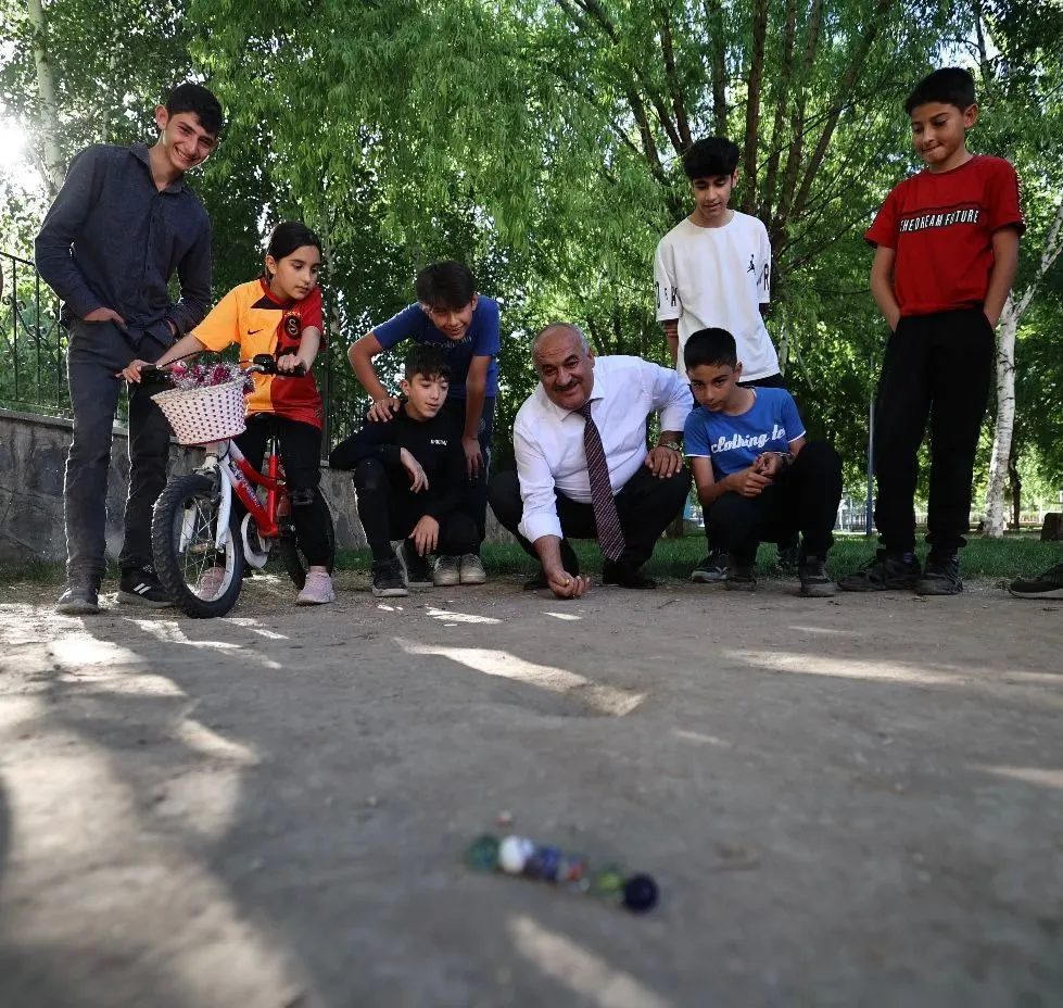 Bize de onlarla beraber çocuk olmak düştü!