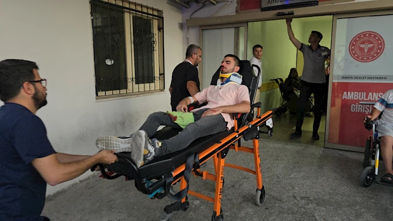 Refüje çarpıp yola savrulan araçtaki 5 kişi yaralandı 