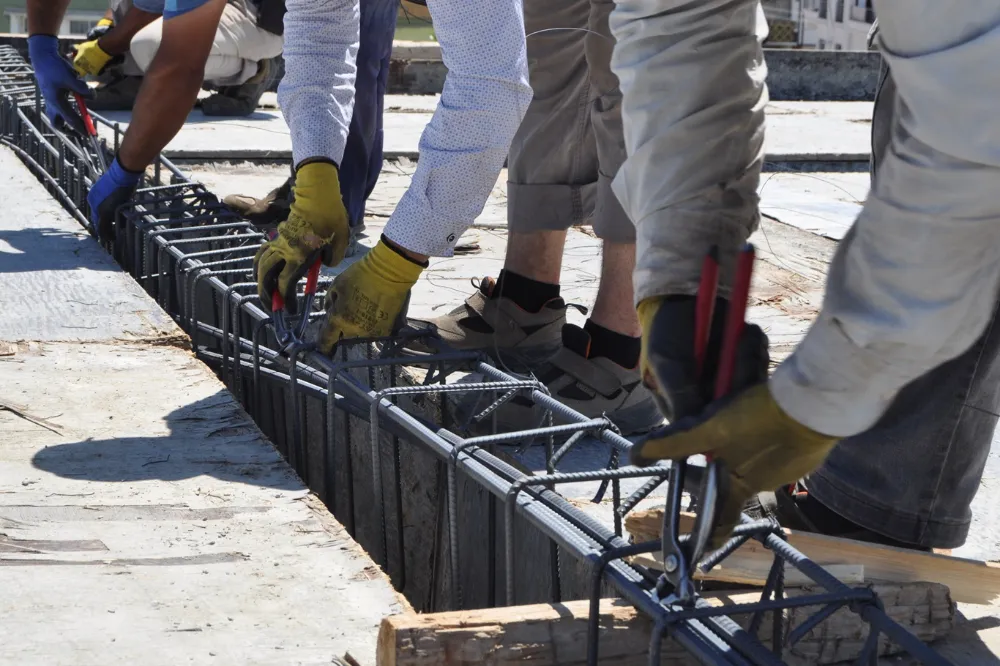 43 derece sıcağın altında inşaat işçilerinin zorlu mesaisi