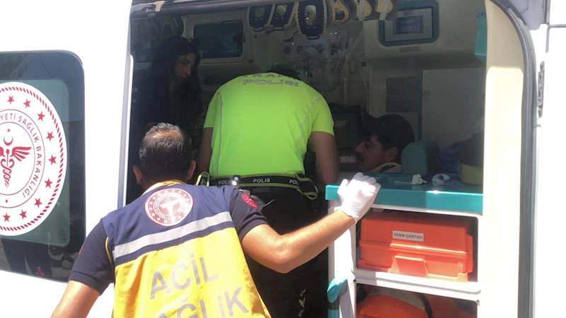 Motosikletler otomobil ile çarpıştı: 1 yaralı  - Videolu Haber