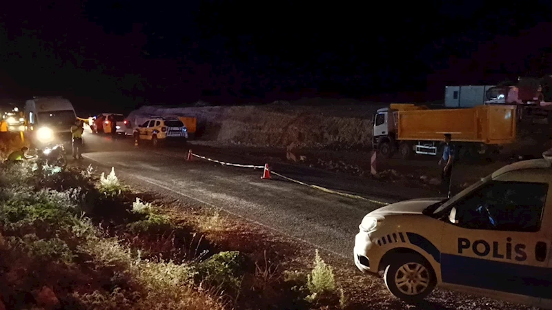 Hafif ticari araçla çarpışan motosiklet sürücüsü öldü, yanındaki ise yaralandı  - Videolu Haber