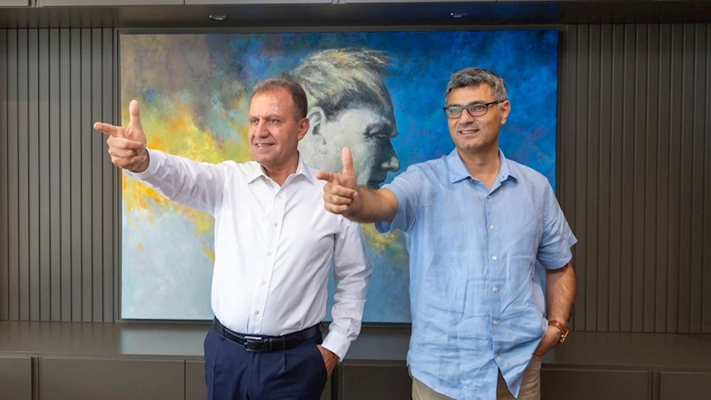 Mersin Belediye Başkanı Vahap Seçer, şampiyon atıcıyı ağırladı 