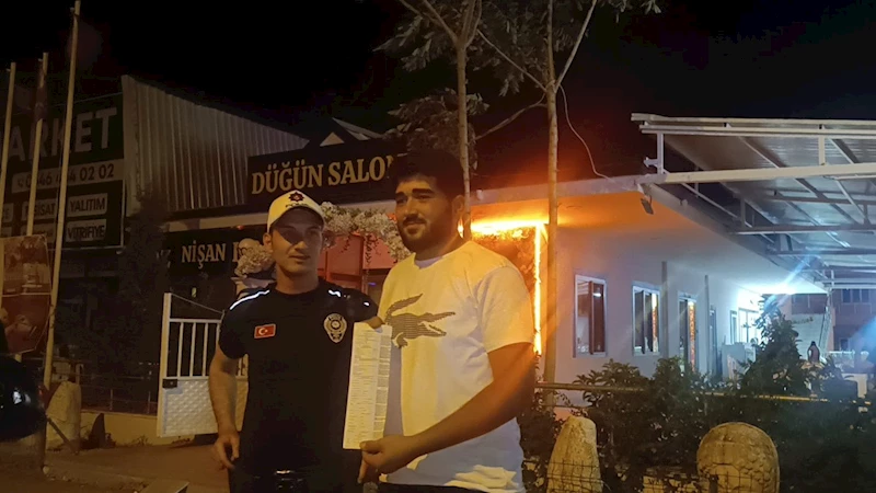 Ceza kesen polislerle hatıra fotoğrafı çektiler 