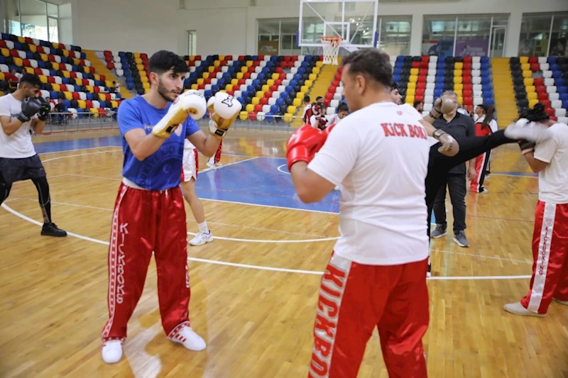 Kick Boks sınavı 220 sporcunun katılımı ile yapıldı 