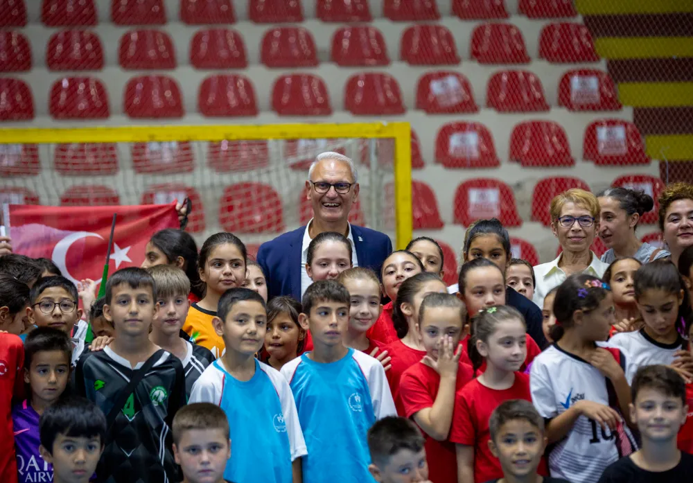 THF Başkanı Uğur Kılıç, Mini Mini Türkiye Hentbol Şampiyonası’nda Oyuncular ile Buluştu