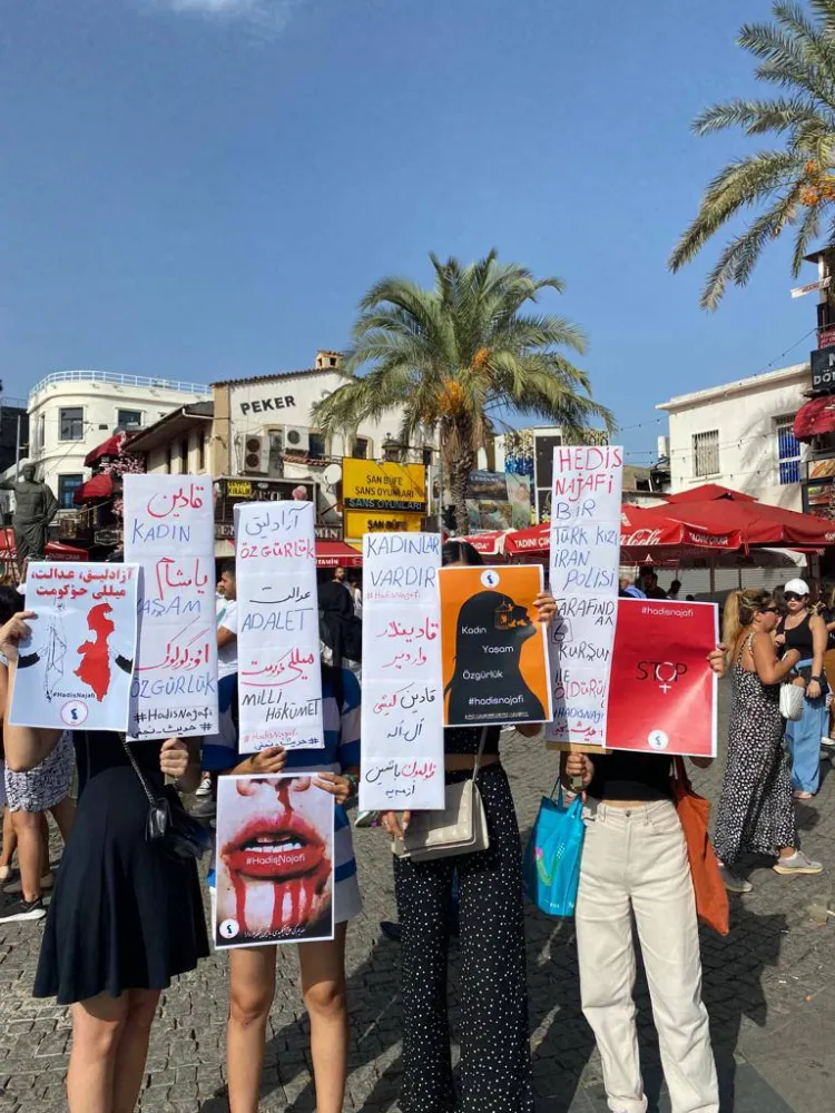 İRAN HÜKÜMETİ, PROTESTOLARDA HAYATINI KAYBEDENLERİN AİLELERİNE KARŞI BASKIYI SÜRDÜRÜYOR 