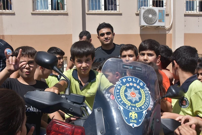 Polisler minik öğrencilere unutulmaz bir gün yaşattı  - Videolu Haber