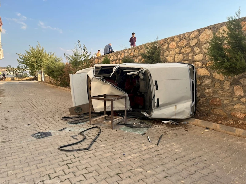 Apartman bahçesine devrilen otomobildeki sürücü yaralandı  - Videolu Haber