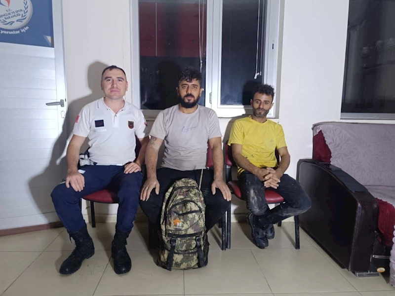 Adıyaman’da baraj gölünde tekneleri alabora olan 2 kişi Jandarma tarafından kurtarıldı  - Videolu Haber