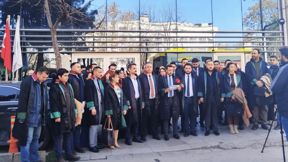 Avukatlar cübbelerini giyerek tepki gösterdi: Ankara Barosu yönetimi milliyetçi avukatların karşısında