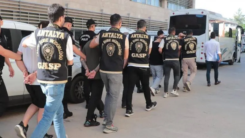 Antalya’da silahlı suç örgütüne eş zamanlı operasyon: 7 gözaltı
